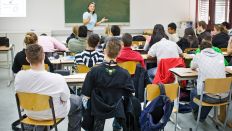 Symbolbild: Jugendliche sitzen in einem Klassenzimmer im Oberstufenzentrum vor der Tafel. (Quelle: dpa/Trutschel)
