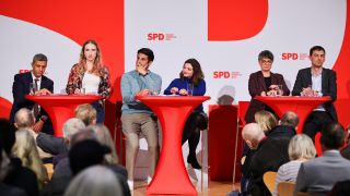 Raed Saleh (SPD, l-r), Luise Lehmann (SPD), Kian Niroomand (SPD), Jana Bertels (SPD), Nicola Böcker-Giannini (SPD), und Martin Hikel (SPD), sitzen am 12.03.2024 gemeinsam auf einer Bühne. (Quelle: dpa/Hannes P Albert)