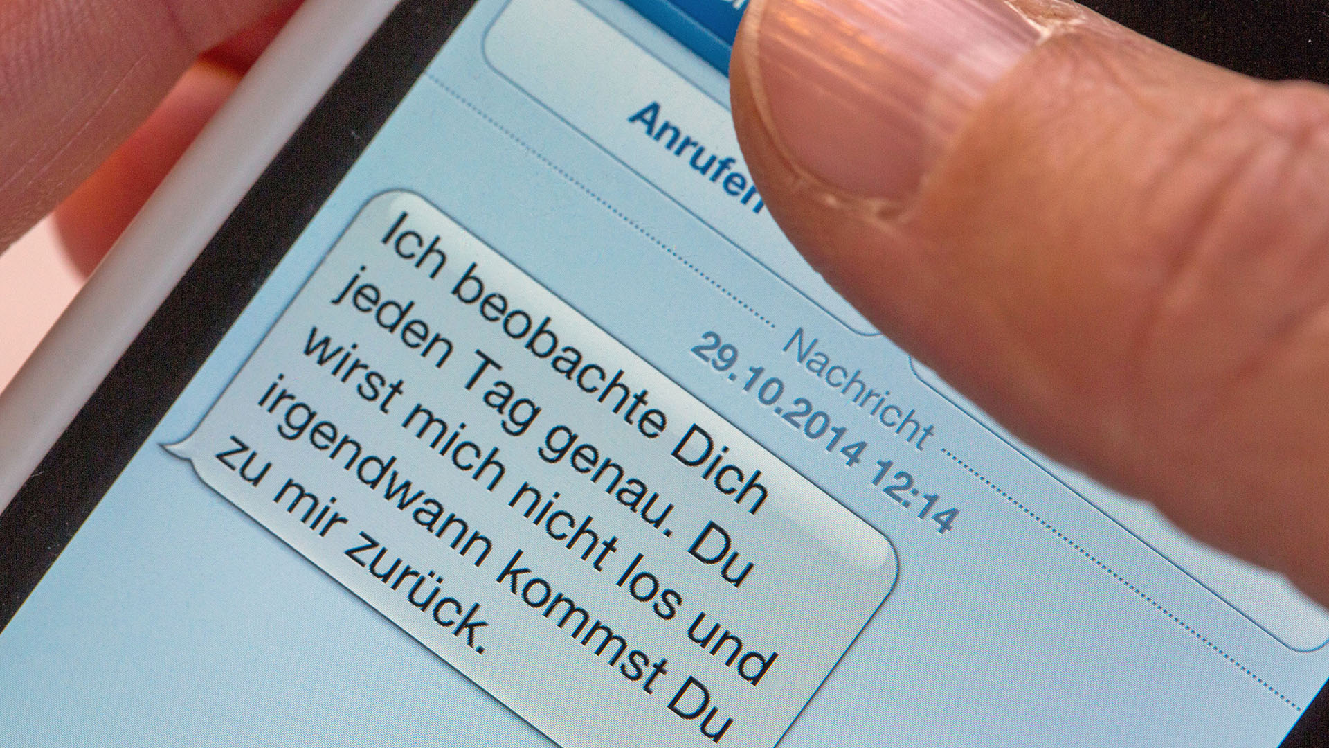 Symbolbild: Auf einem Smartphone ist ein Stalkernachricht zu lesen.(Quelle: dpa/ picture alliance/Jens Büttner)