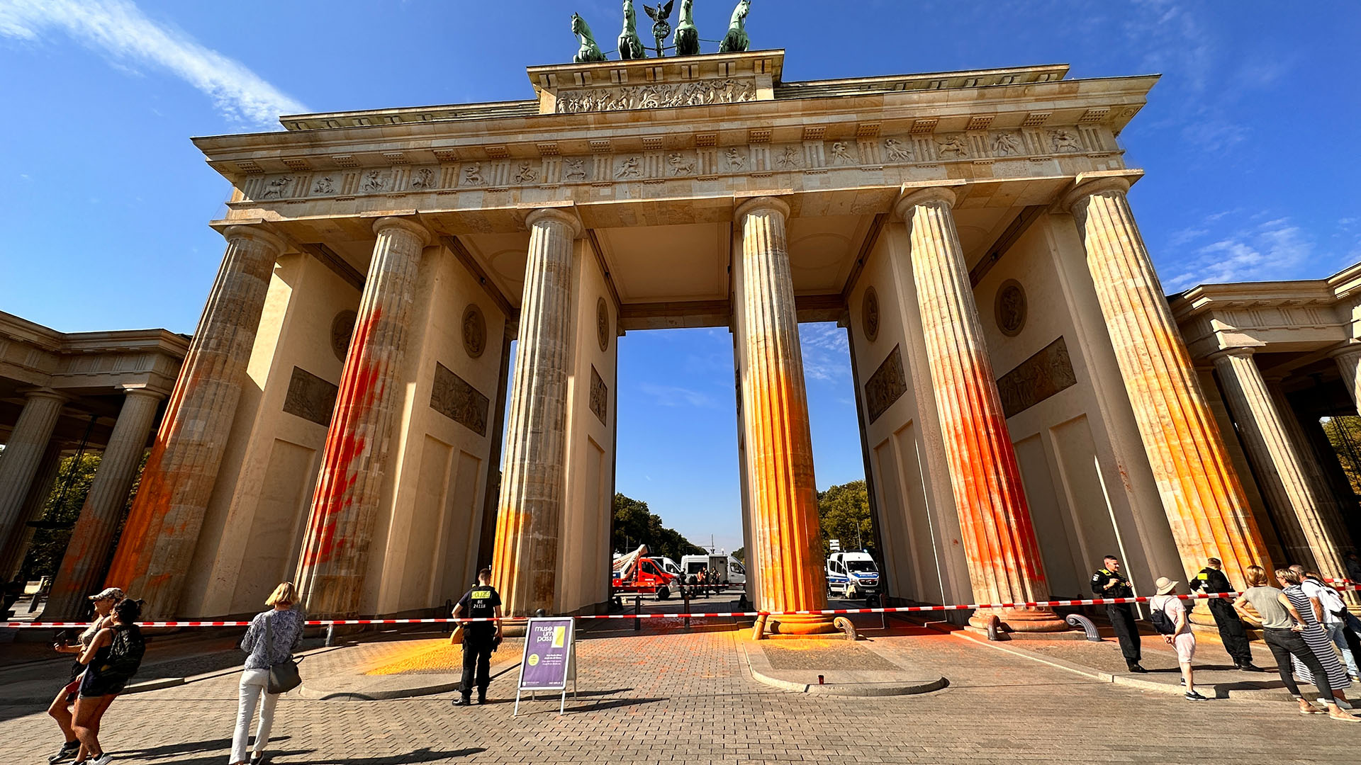 Archivbild: Mitglieder der Klimaschutzgruppe Letzte Generation haben das Brandenburger Tor in Berlin mit oranger Farbe angesprüht. (Quelle: dpa/Zinken)