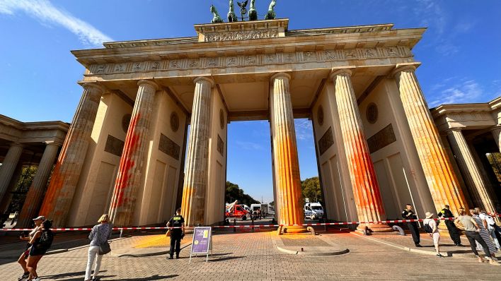 Archivbild: Mitglieder der Klimaschutzgruppe Last Generation besprühten das Brandenburger Tor in Berlin mit oranger Farbe. (Quelle: dpa/Zinken)