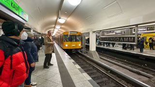 Symbolbild: U-Bahn der Linie 7 fährt in den Bahnhof Mehringdamm ein. (Quelle: dpa/Sorge)