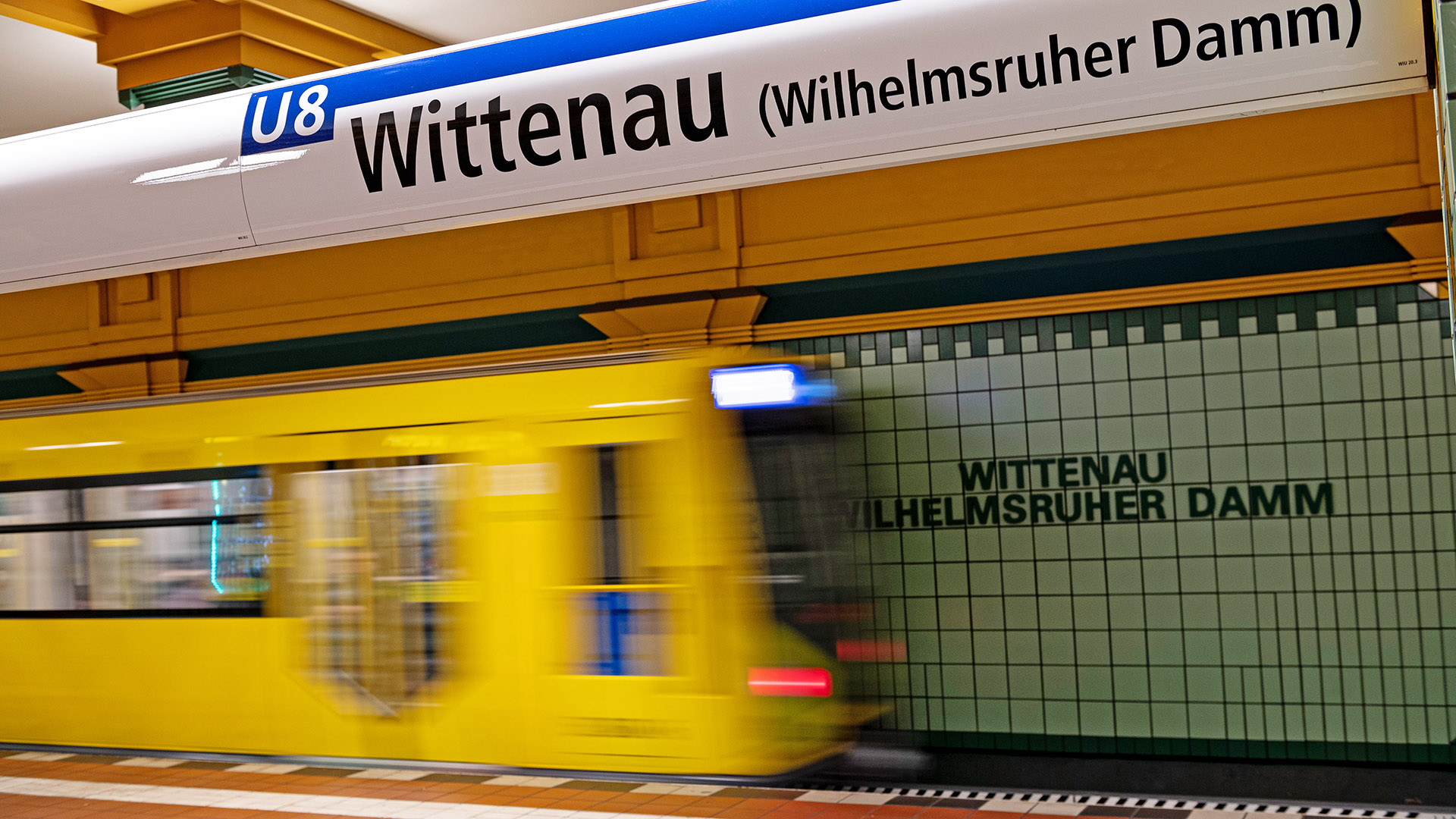 Symbolbild:Die U-Bahn der Linie 8 fährt in die Station Wittenau ein.(Quelle:picture alliance/dpa/F.Sommer)