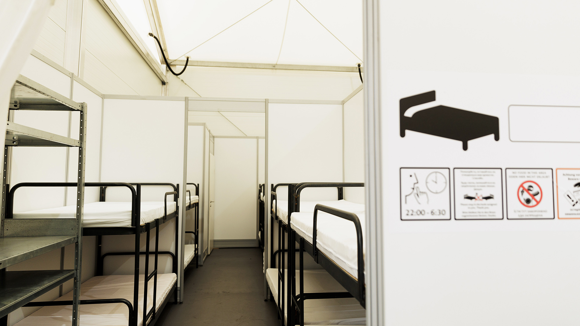Symbolbild: Betten stehen in einem Raum als Unterkunft für Geflüchtete im Ankunftszentrum Tegel. (Quelle: dpa/Carsten Koall)