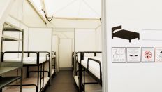 Symbolbild: Betten stehen in einem Raum als Unterkunft für Geflüchtete im Ankunftszentrum Tegel. (Quelle: dpa/Carsten Koall)