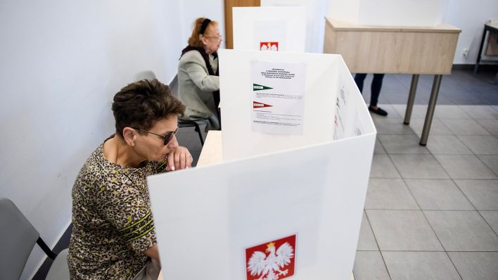 Symboolafbeelding: Wahlbüro bei der Kommunalwahl in Polen.  (Quelle: dpa/Sopa)