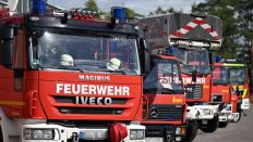 Archivbild: Einsatzfahrzeuge stehen in der Feuerwache Eisenach nebeneinander.Einsatzfahrzeuge stehen in einer Feuerwache in Thüringen nebeneinander. (Quelle: dpa/Schutt)