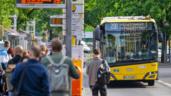 Archivbild: Fahrgäste warten vor dem Bahnhof Zoologischer Garten auf einen einfahrenden BVG-Bus der Linie 200 am 01.06.2022.(Quelle: dpa/Monika Skolimowska)