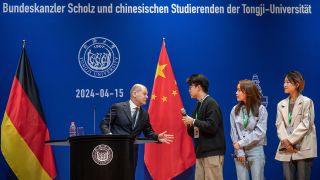 Bundeskanzler Olaf Scholz (SPD) nimmt an einer Veranstaltung an einer Uni in Shanghai teil und unterhält sich mit einem Studenten zum Thema Cannabis-Konsum in Berlin (Quelle: dpa/Michael Kappeler).