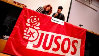 Archiv: Delegierte stehen auf der Landesdelegiertenkonferenz der Jusos Berlin auf dem Podium. (Foto: dpa)