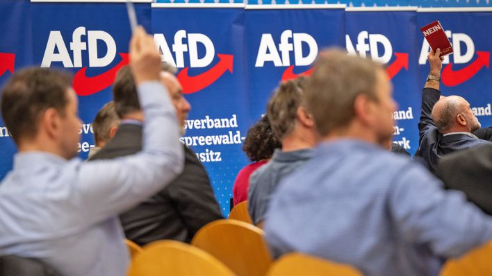 Afbeelding symbool: Teilnehmer des Landesparteitags AfD Brandenburg stopt met de Abstimmung ihre Stimmkarten op 16.03.2024.  (Quelle: dpa/Monika Skolimowska)