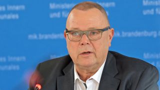 Archivbild: Brandenburgs Innenminister Michael Stübgen (CDU) spricht auf einer Pressekonferenzam 12.07.2023.(Quelle: dpa/Michael Bahlo)