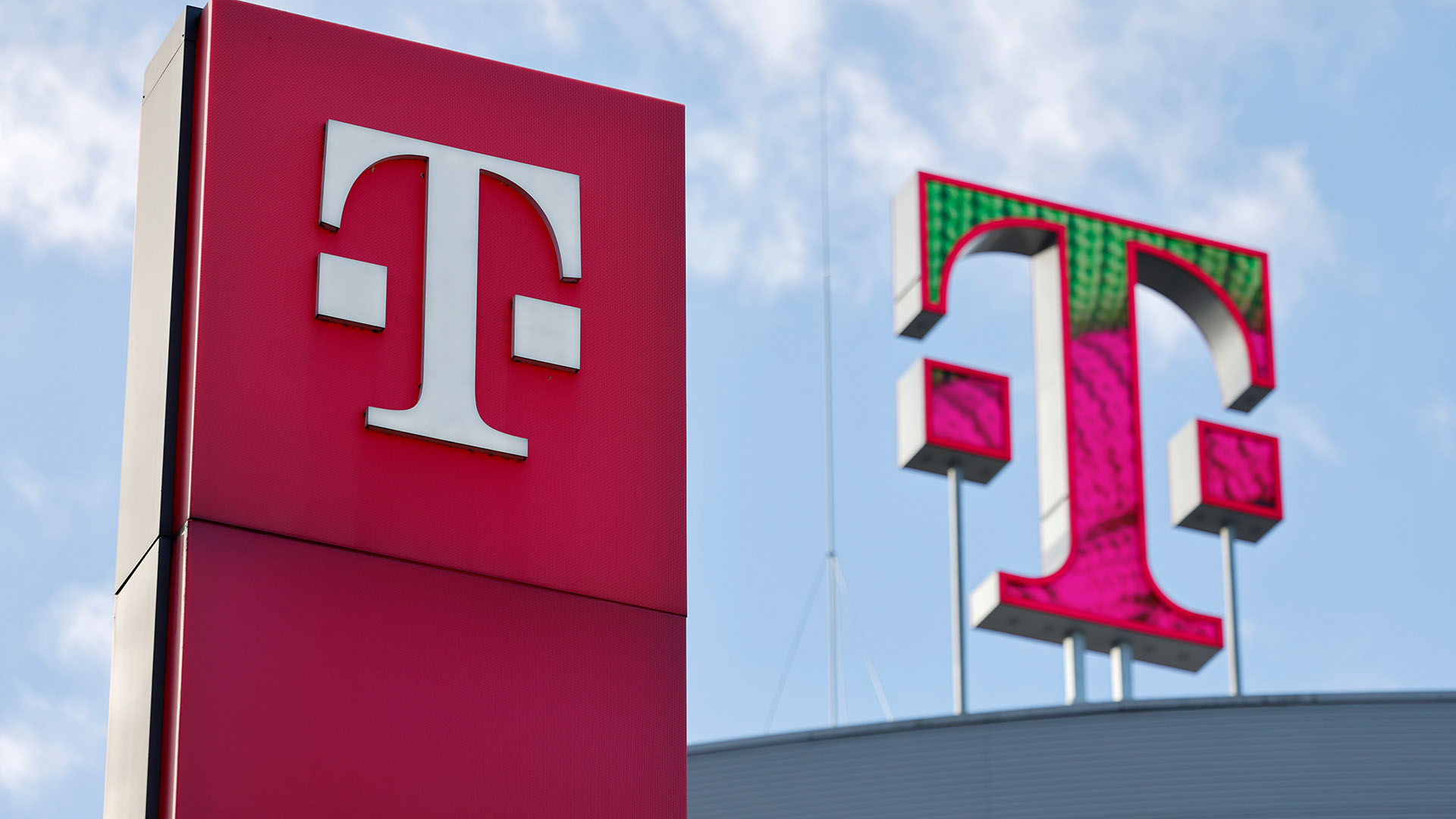 Das Telekom-Logo (Quelle: Christoph Hardt/Panama Pictures)
