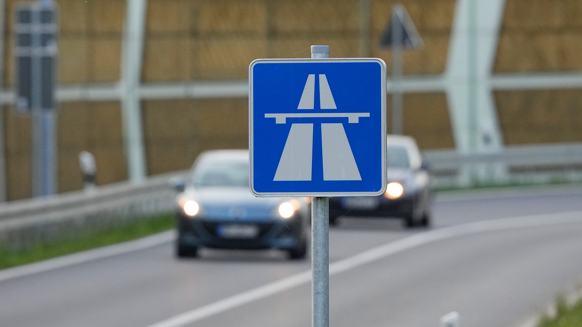 Symbolbild: Ein blau-weisses Schild weist auf den Beginn der Autobahn hin. (Quelle: dpa/Soeren Stache)