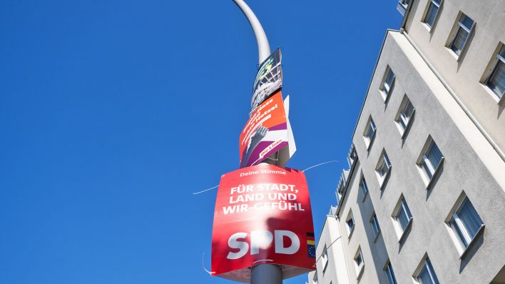 21.04.2024, Berlin: An einer Straßenlaterne hängen Wahlplakate für die Europawahl am 9. Juni. Der Plakatwahlkampf ist am 21. April gestartet.(Quelle: dpa/Christophe Gateau)