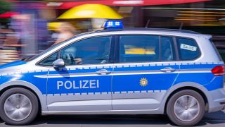 Symbolbild: Ein Polizeiauto fährt in Berlin mit Blaulicht zum Einsatz am 18.08.2023.(Quelle: dpa/Monika Skolimowska)