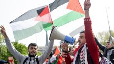 Nach der Auflösung der "Palästina Konferenz" in Berlin versammeln sich Demonstranten mit Palästina-Flaggen und sogenannten Palästinensertüchern nahe dem Roten Rathaus. (Quelle: dpa/Fabian Sommer)