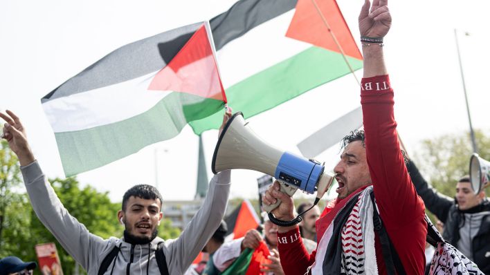 Na de Auflösung der "Palästina Konferenz" in Berlijn zijn er demonstranten met Palestijnse vlaggen en zogenaamde Palestijnse inwoners nabij het Roten Rathaus.  (Quelle: dpa/Fabian Sommer)