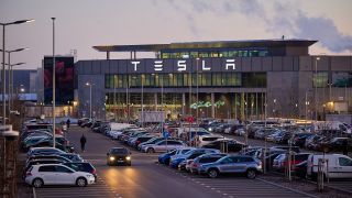 Symbolbild: Blick am frühen Morgen auf die Tesla-Autofabrik. (Quelle: dpa/Jörg Carstensen)