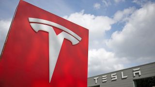 Symbolbild: 23.04.2024, Berlin: Das Tesla-Logo steht an einem Autohaus. Der Autobauer Tesla legt nach einem Rückgang der Auslieferungen die Geschäftszahlen für das vergangene Quartal vor.(Quelle: dpa/Sebastian Gollnow)
