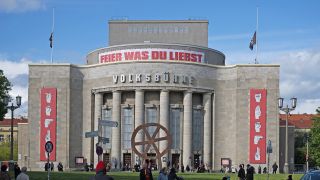 25.04.2024, Berlin: «Feier was Du liebst» steht vor der Gedenkfeier der Berliner Volksbühne für den überraschend verstorbenen Intendanten René Pollesch.(Quelle: dpa/Sebastian Gollnow)