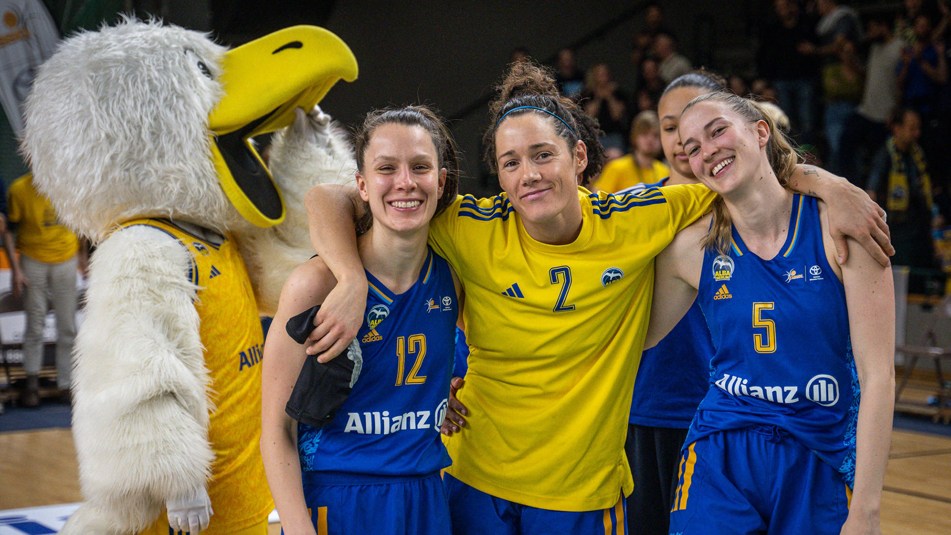 Jubel der Basketballerinnen von Alba Berlin nach dem Sieg (Quelle: IMAGO / camera4+)