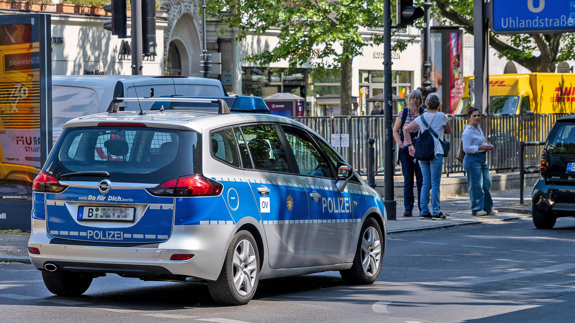 Symbolbild: Polizeiauto in Berlin Charlottenburg.(Quelle: IMAGO/KHSPR)