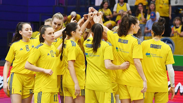 Die Basketballer von Alba Berlin im Teamkreis (imago images/opokupix)