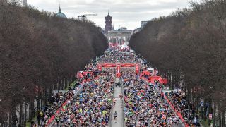 Volle Strecke beim Halbmarathon 2023 mit dem Brandenburger Tor im Hintergrund (Bild: Imago Images/Funke Foto Services)