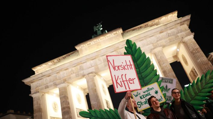 Demonstration zur Legalisierung von Cannabis unter dem Motto "Cannabis Normal!" am 01. April 2024 am Brandenburger Tor in Berlin. (Quelle: Imago/Manngold