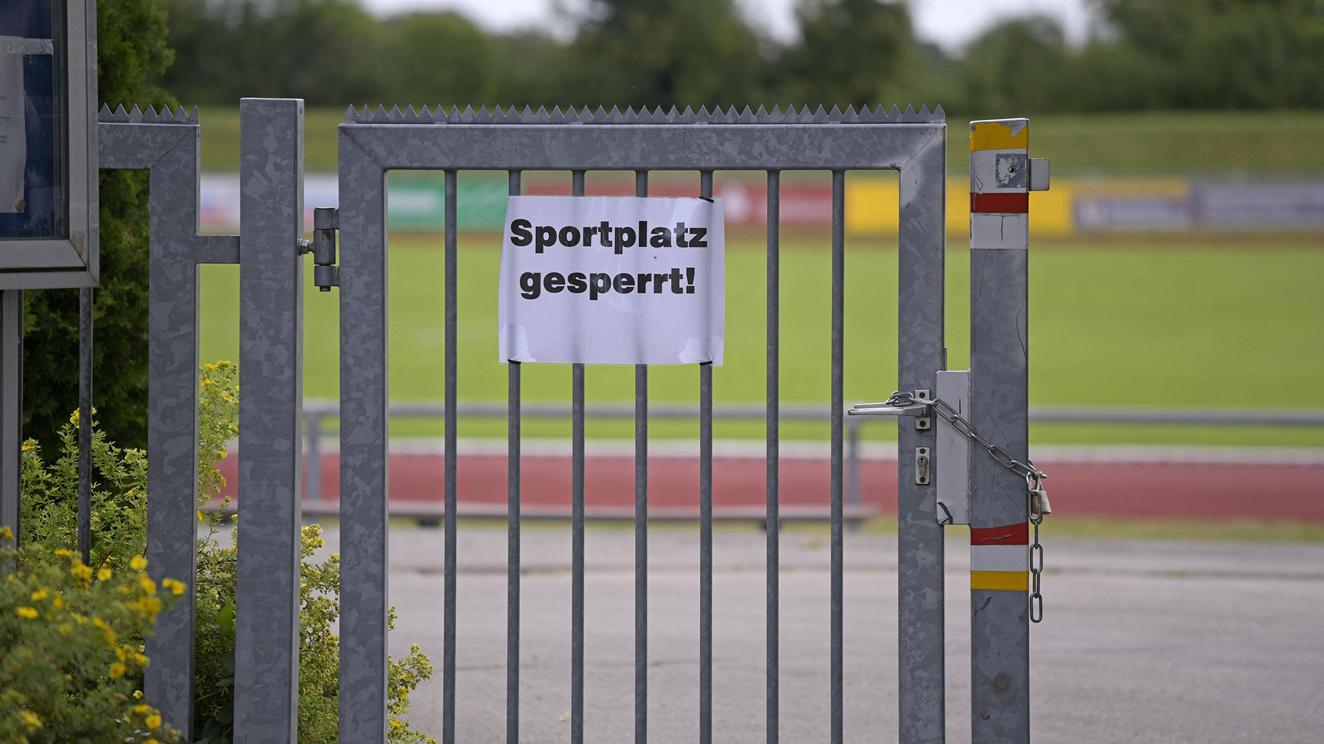 Ein gesperrter Sportplatz (imago images)