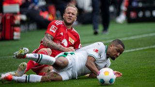 Zweikampf im Borussia-Park: Unions Kevin Vogt und Gladbachs Alassane Plea im Duell um den Ball. / imago images/Sven Simon