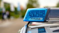 Blaulicht auf einem Polizeiauto (Quelle: IMAGO / Bihlmayerfotografie)