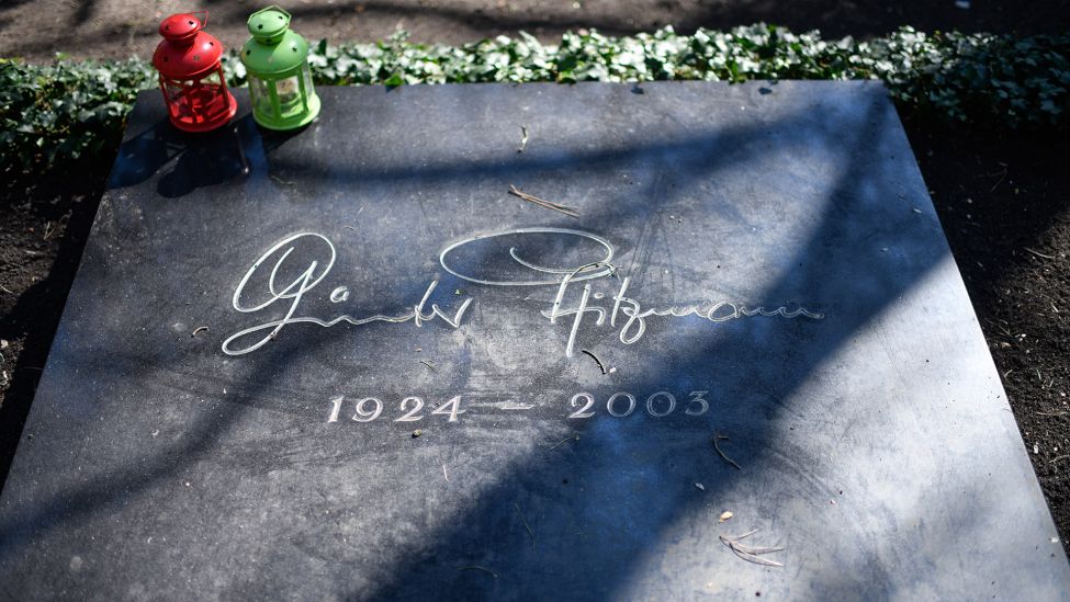 Das Grab des Berliner Schauspielers Günter Pfitzmann auf dem Zehlendorfer Waldfriedhof, ein Ehrengrab der Stadt Berlin, am 25.03.2020 (Quelle: imago images / Reto Klar).