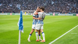 Herthas Fabian Reese jubelt gemeinsam mit Aymane Barkok beim Spiel gegen Hansa Rostock im Olympiastadion (imago images/Beautiful Sports)