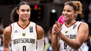 Die Basketballschwestern Satou (links) und Nyara Sabally (Quelle: IMAGO / Beautiful Sports)