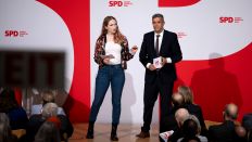 Die Kandidaten für den Berliner SPD-Landesvorsitz Luise Lehmann und Raed Saleh bei einem Mitgliederforum. (Quelle: imago-images/IPON)