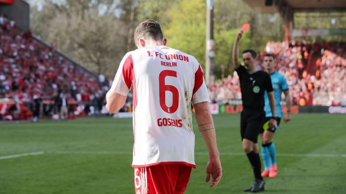 Union-Spieler Robin Gosens sieht im Spiel gegen Leverkusen die Rote Karte (Bild: Imago Images/Contrast)