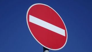 Das Verkehrsschild Einfahrt verboten steht vor einem blauen Himmel. (Quelle: imago-images/Steinach)