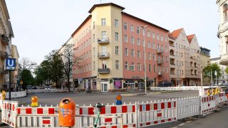 Das Gebäude an der Ecke Grunewaldstraße/Goltzstraße im Schöneberger Akazienkiez ist einsturzgefährdet. (Quelle: imago-images/Peter Homann)