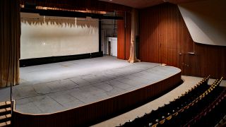 Die Bühne und die Leinwand des Saals im ehemaligen Kino L'Aiglon. Bild: rbb/Götz Gringmuth-Dallmer