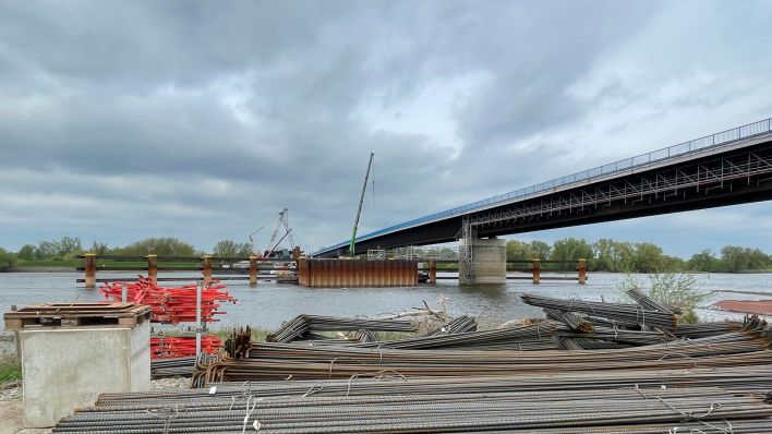 Die Verschiebung des ersten Teils der Brücke für die A14 bei Wittenberge hat begonnen. (Quelle: rbb)