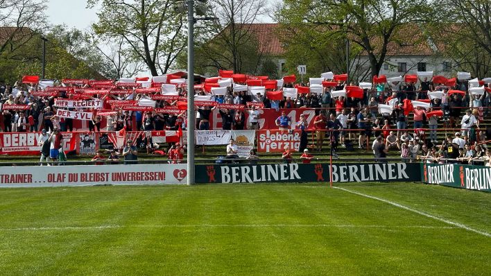 Die Fans des SV Lichtenberg 47 beim Bezirksderby gegen Sparta (rbb/Friedrich Rößler)