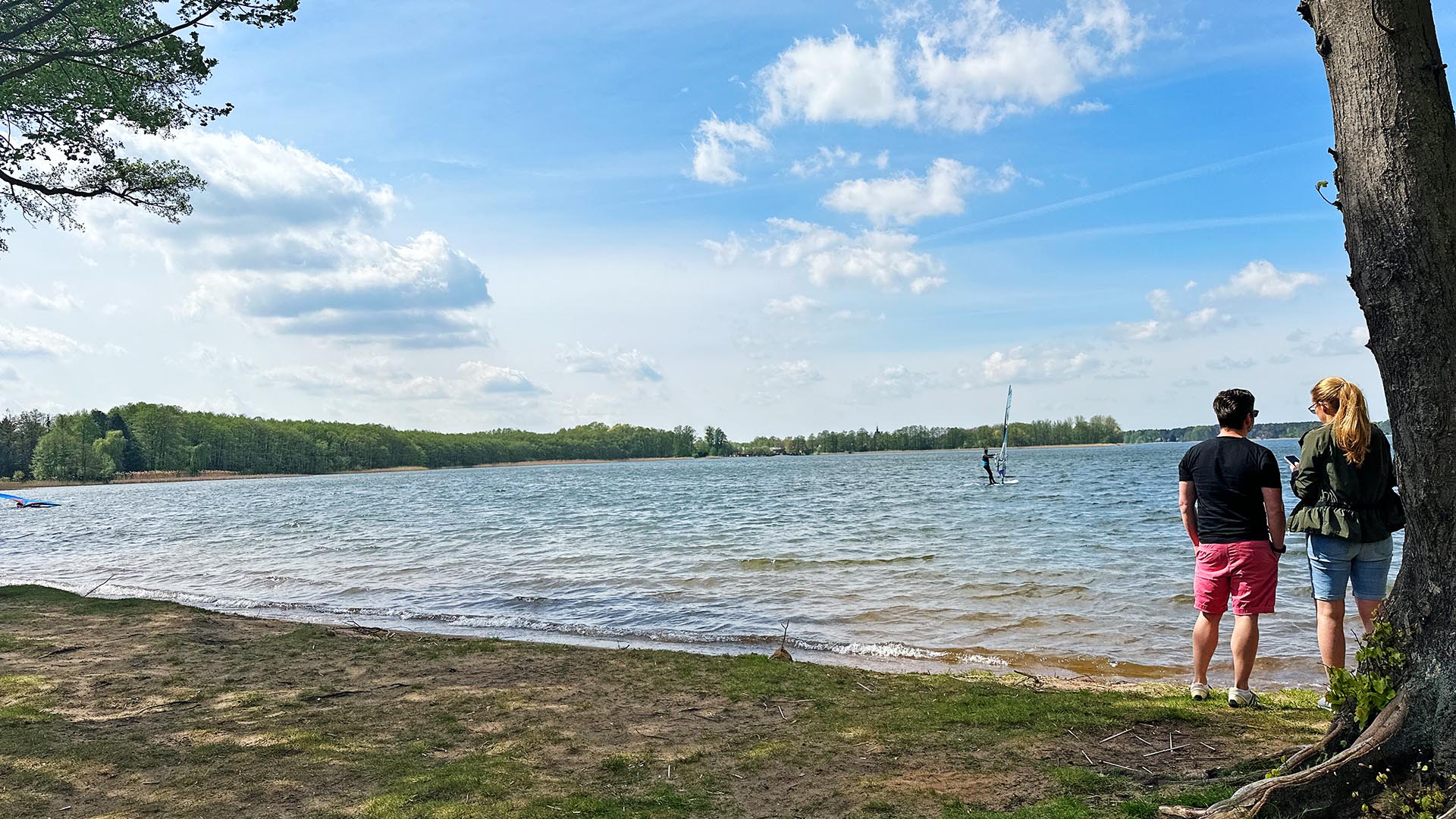 Zwei Personen stehen am Ufer des Wandlitzer See.(Quelle:rbb/M.Neubauer)