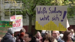 Mieter der "Weißen Siedlung" in Berlin-Neukölln protestieren gegen die Adler Group. (Bild: rbb)