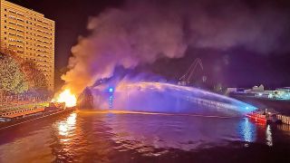 Brand eines Frachters in Berlin Spandau in der Nacht vom 11.04.2024.(Quelle: Julian Stähle)
