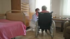 Krankenschwester mit Bewohnerin in der Seniorenresidenz ProCurand in Berlin-Friedrichshagen. (Quelle: rbb)