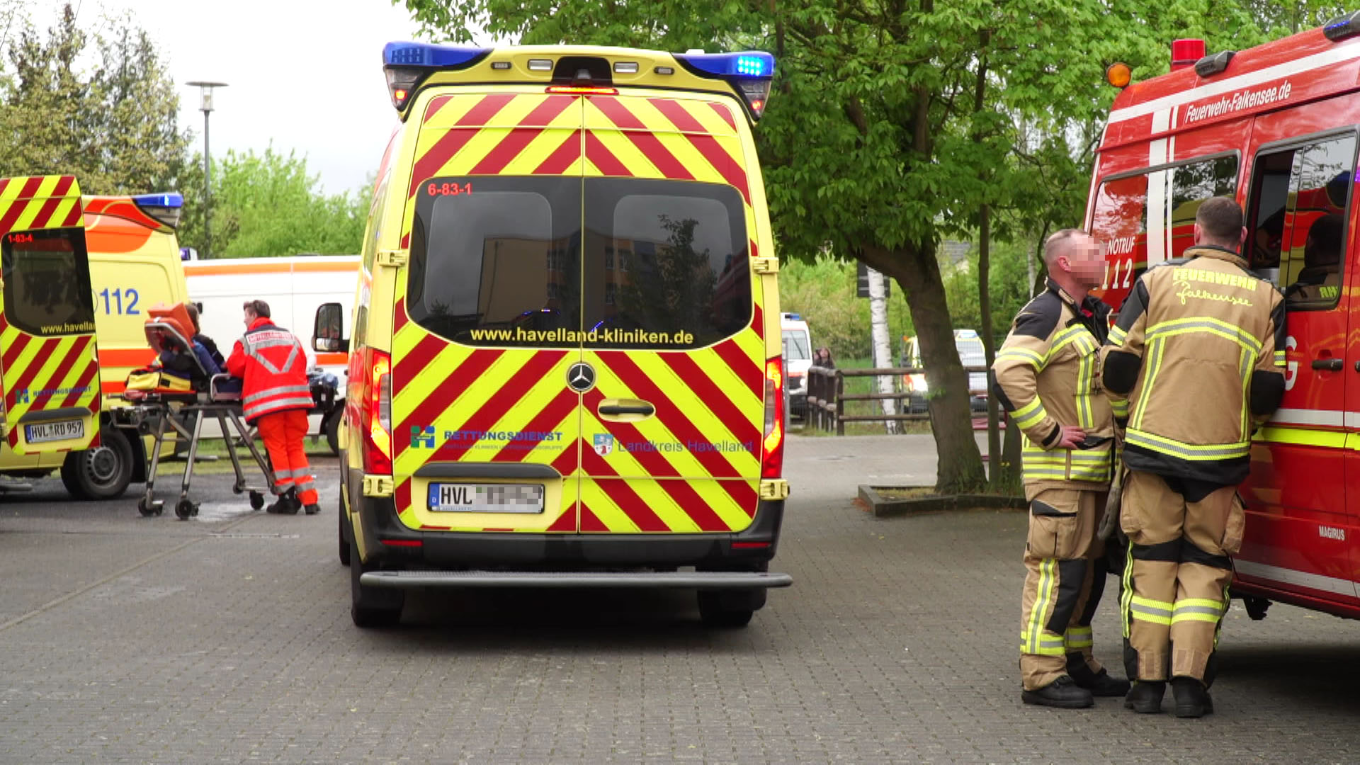 Feuerwehrleute und Sanitäter sind an einer Schule in Falkensee im Einsatz, weil sich dort Gas ausgebreitet hat. (Quelle: rbb)
