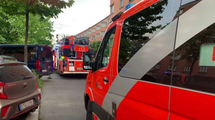 Feuerwehreinsatz in der Eisackstraße in Berlin-Schöneberg: Eine Wohnung ist ausgebrannt, mehrere Personen wurden verletzt. (Quelle: rbb)