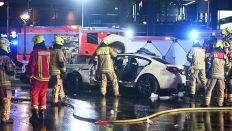 Nach einem schweren Unfall am 29.05.204 auf der Tauentzienstraße nahe dem Kurfürstendamm ist die Berliner Feuerwehr im Einsatz. (Quelle: Morris Pudwell)